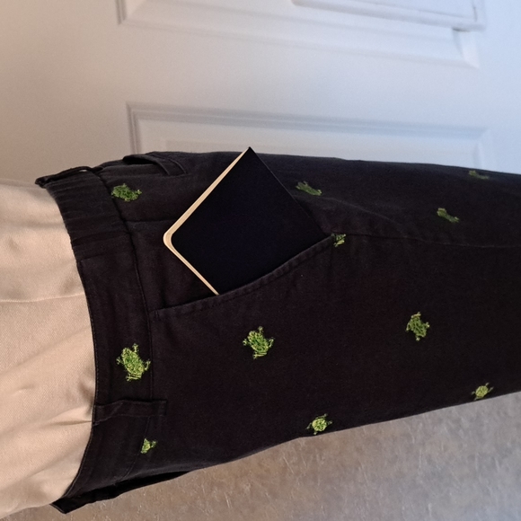 Briggs New York Size 12 cropped pants with small green frogs and White Button Do - Picture 8 of 8